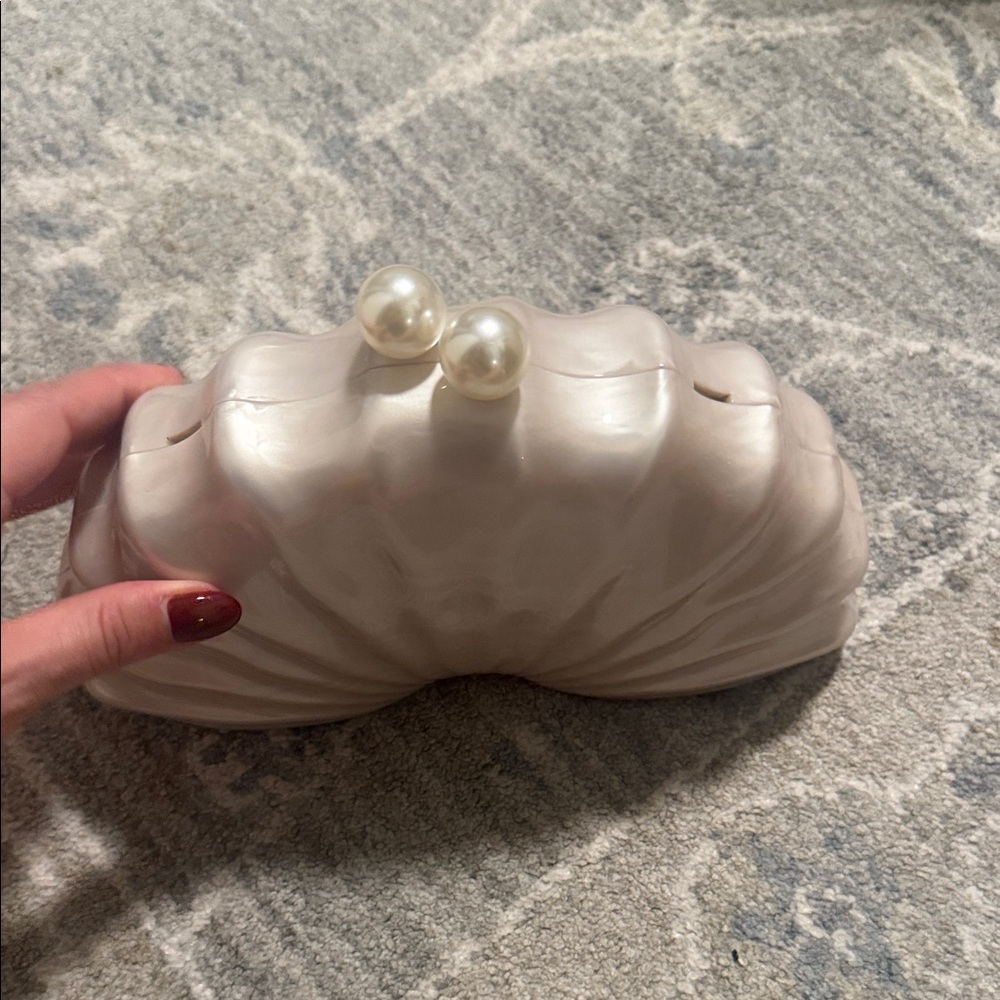 Elegant Shell-Shaped Clutch with Pearl Accent - Picture 3 of 3